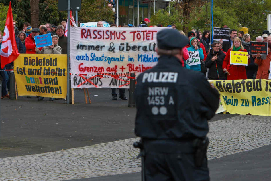 "Bielefeld ist und bleibt bunt und weltoffen" steht auf den Schildern. (Archivbild)