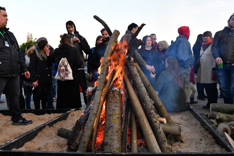Im Mauerpark feiern Berliner und Tourismus an einem Walpurgisfeuer.,