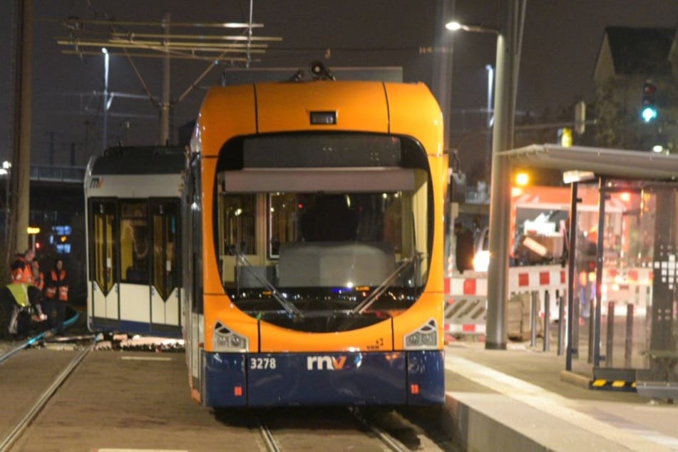 Verkehrs-Chaos: In Heidelberg entgleiste eine Straßenbahn der Linie 5.