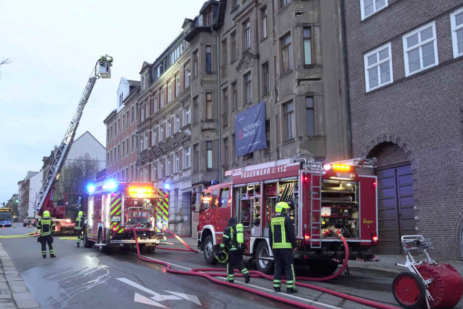 Für die Löscharbeiten musste die Fürstenstraße zwischen Hainstraße und Dresdner Straße kurzzeitig voll gesperrt werden.