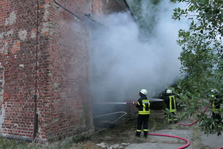 Kameraden der Feuerwehren aus Zschoppach und Grimma eilten am Samstag zu einem Brand auf dem Gelände des Kulturdenkmals "Grube Flora".
