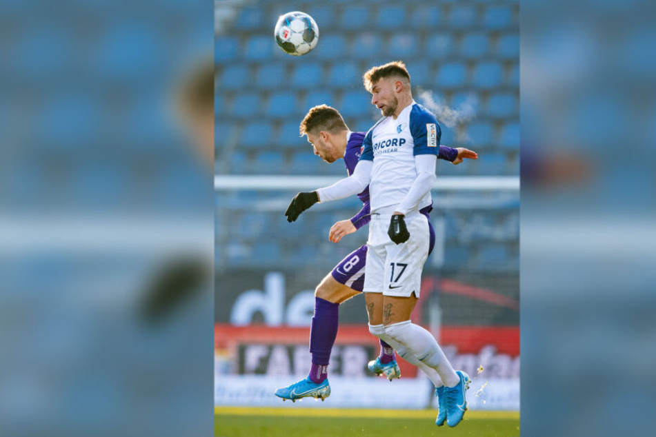 Tom Baumgart (l.) verliert das Kopfballduell mit Bochums Danny Blum.
