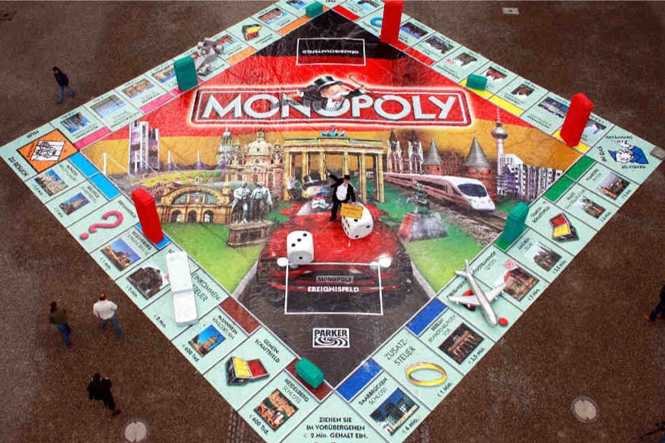 Im Jahr 2007 wurde Monopoly Deutschland mit einem überdimensionalen Spielbrett in Saarbrücken präsentiert.