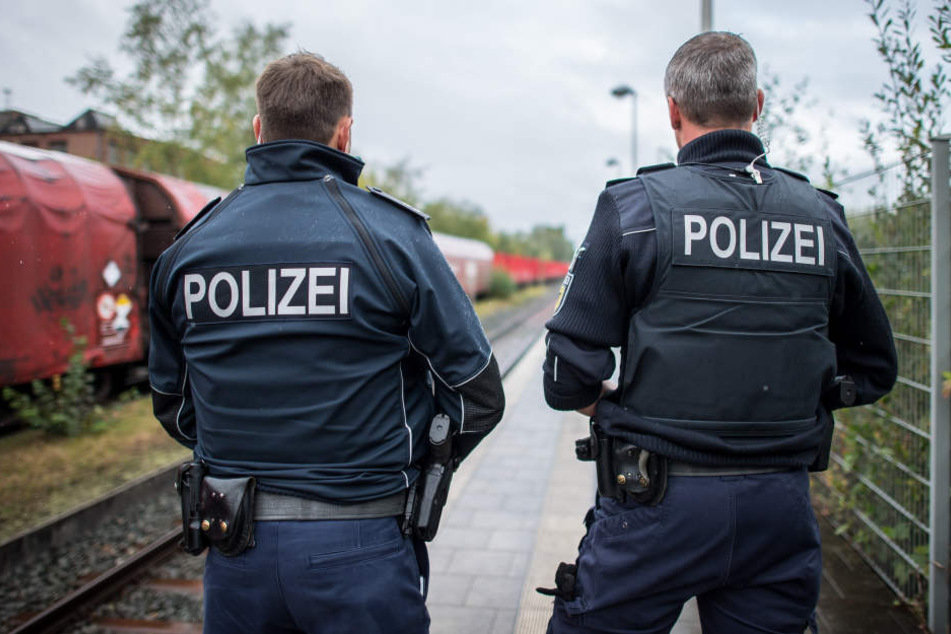 Am Bahnhof Köthen wurde ein 13-Jähriger samt mitgeführter Waffe vorläufig festgenommen. (Symbolbild)