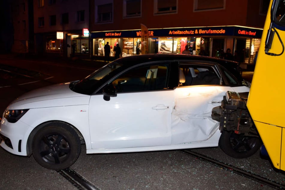 Der Fahrer dieses Audis wollte wohl trotz Verbot nach links abbiegen.