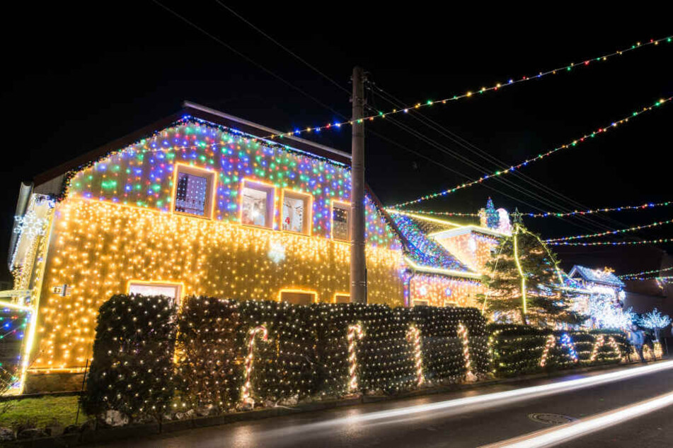 Dieses Jahr seien es wohl 130.000 Lichtpunkte und sechs Kilometer Lichterketten und -schläuche. Seit Mitte Oktober war Mario Leicht mit dem Aufbau beschäftigt.
