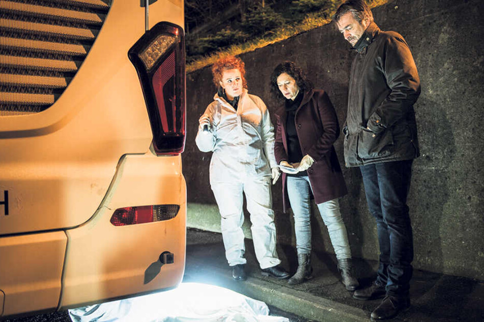 Spusi-Leiterin Corinna Haas (Fabienne Hadorn, 42) und die Kommissare Liz Ritschard (Delia Meyer, 50) und Reto Flückiger (Stefan Gubser, 60) untersuchen die Fernbus-Leiche.
