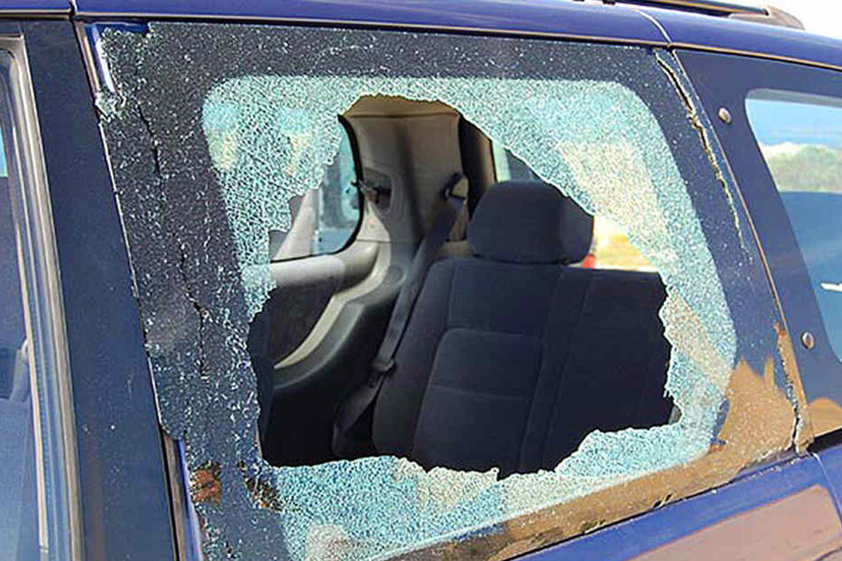 Immer wieder werden Scheiben eingeschlagen, um Wertgegenstände aus den Autos zu entwenden. (Symbolbild)