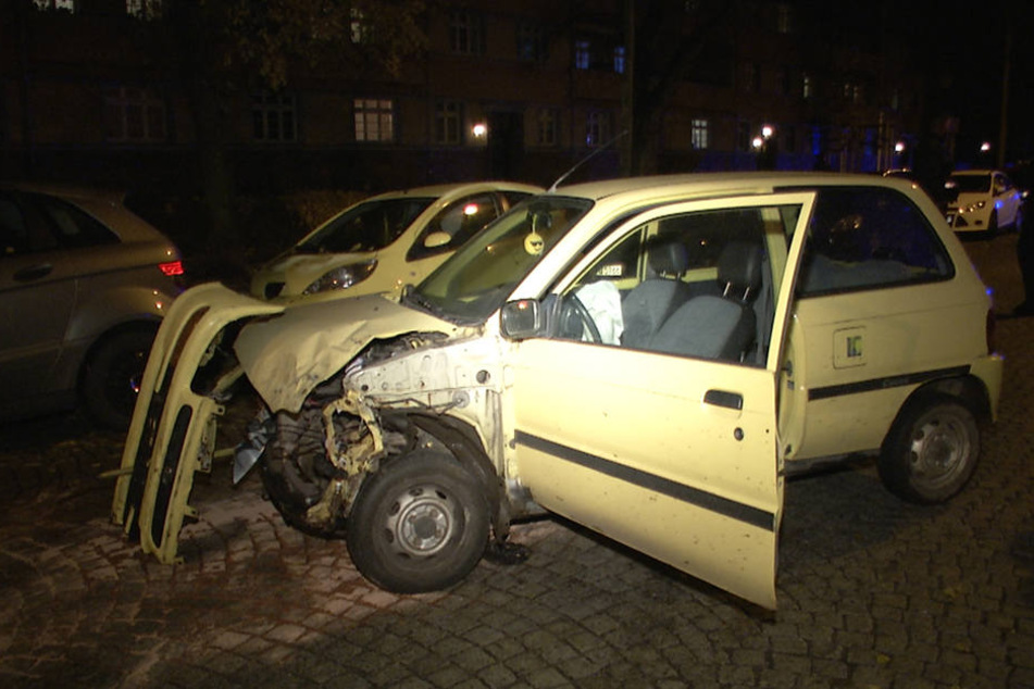 Der ist Schrott: Im Fußraum des Daihatsu Cuore fand die Polizei eine Bierflasche.