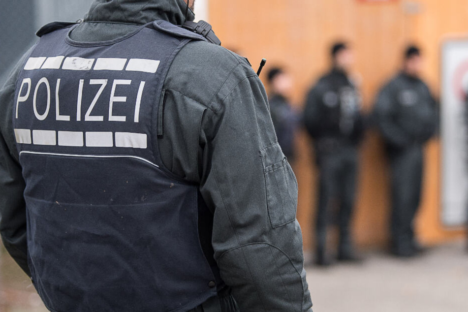 Die Polizei rückte in den frühen Morgenstunden zur Wohnungsdurchsuchung an. (Symbolbild)