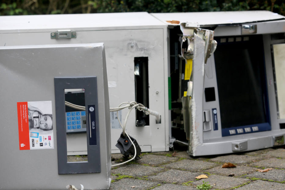 Gleich zwei Geldautomaten wurden von Unbekannten in die Luft gejagt. (Symbolbild)