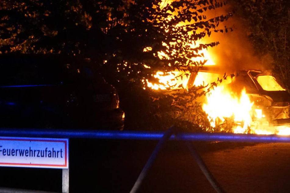 Ein 28-Jähriger Zeuge entdecke das brennende Fahrzeug und rief die Feuerwehr.