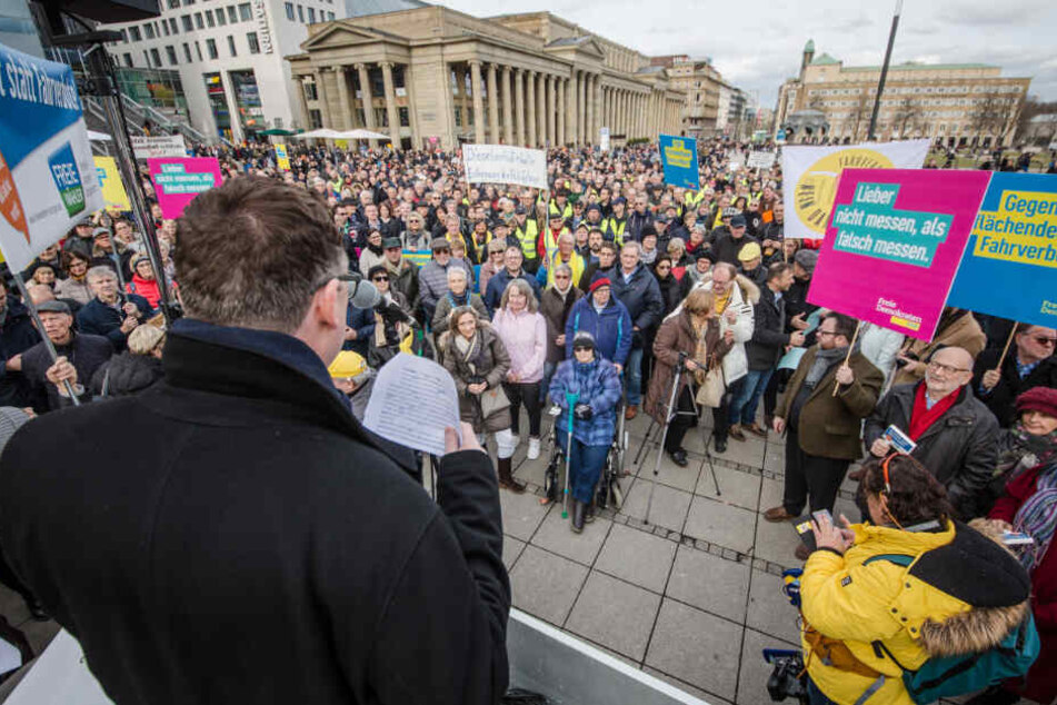 Bundestagsabgeordneter Stefan Kaufmann spricht bei der Demonstration auf dem Stuttgarter Schlossplatz.