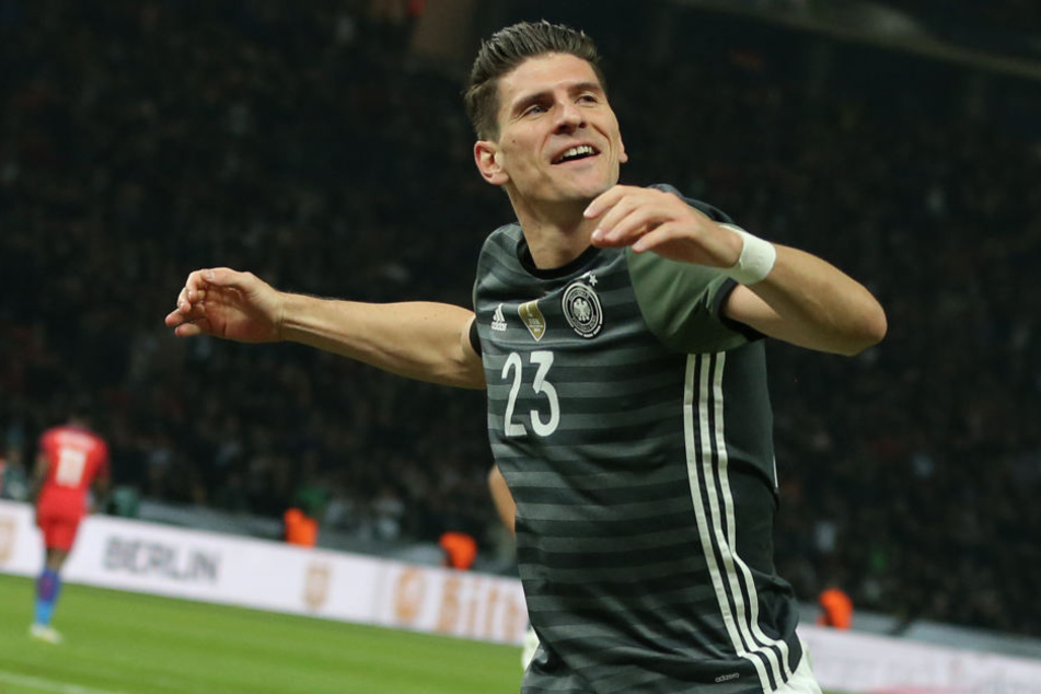 Darf er bei den anstehenden Quali-Spielen ran? Mario Gomez jubelt nach seinem Tor zum 2:0 im Freundschaftsspiel gegen England.