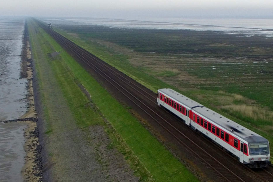 Über den Hindenburgdamm fährt die Marschbahn vom Fetsland nach Sylt. Die gesamte Strecke soll nun ausgebaut werden.