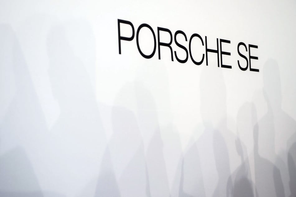 Das Logo der Porsche SE auf einer Wand. (Archiv)