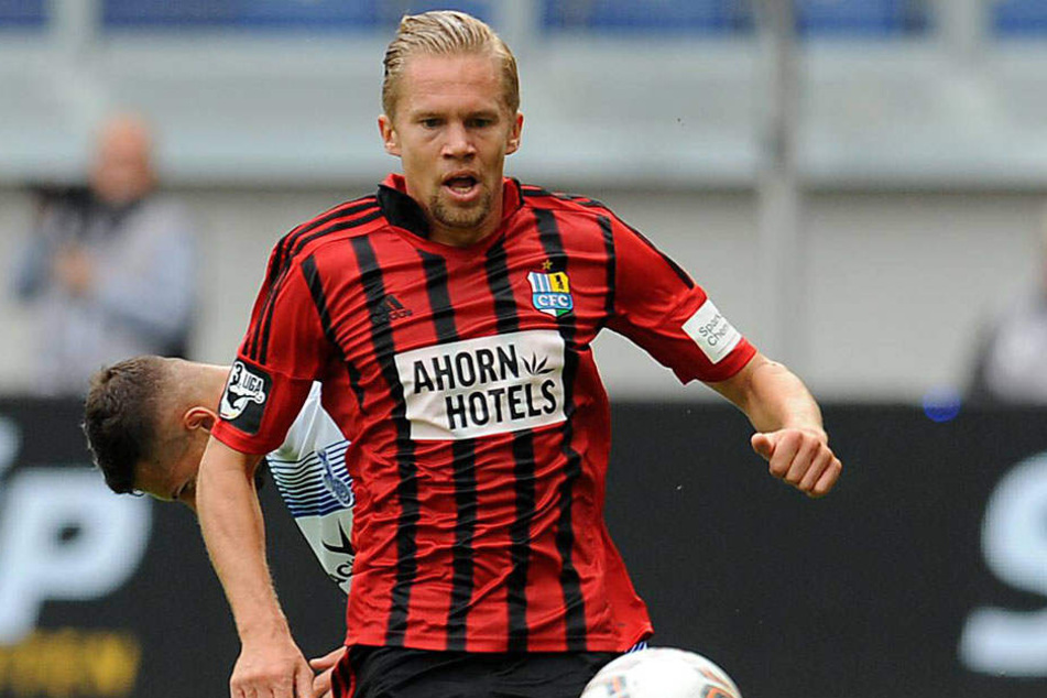 Hier behauptet Dennis Grote den Ball vor Andreas Wiegel.