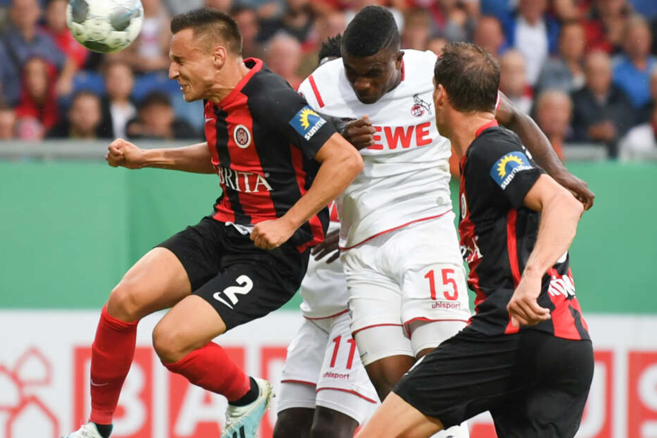 Kölns Jhon Cordoba (M) erzielte das Tor zum 1:0 gegen die Wiesbadener Dominik Franke (l) und Benedikt Röcker.