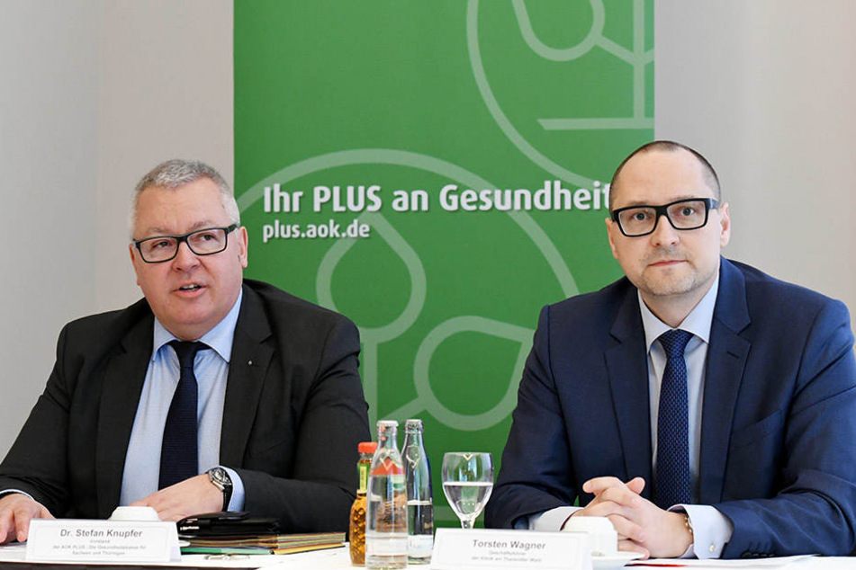 Stefan Knupfer (55, li), Vorstand der AOK Plus. Dort beträgt der Krankenstand übrigens 5,7 Prozent. Neben ihm Torsten Wagner (41), Geschäftsführer der Klinik am Tharandter Wald.