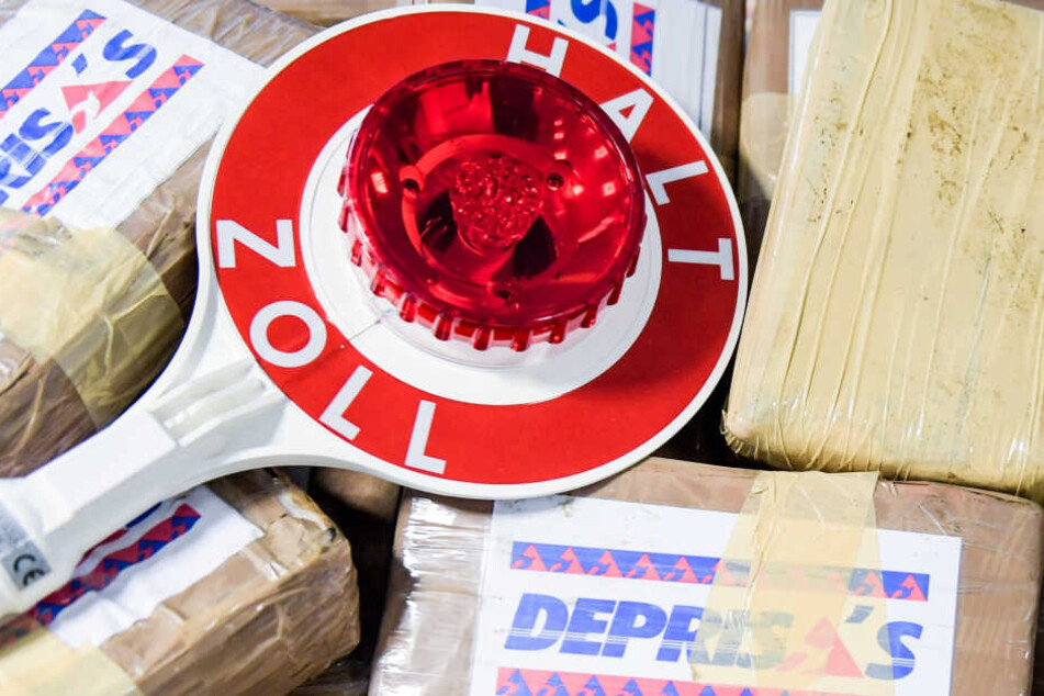 Päckchen, in denen sich abgepacktes Kokain befindet, liegen beim Zoll Hamburg.