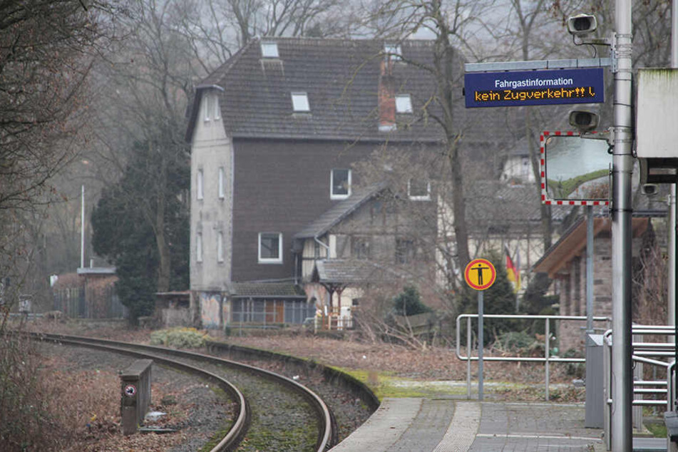 Auf die Laufschrift "kein Zugverkehr" müssen sich Pendler jetzt wieder einstellen.