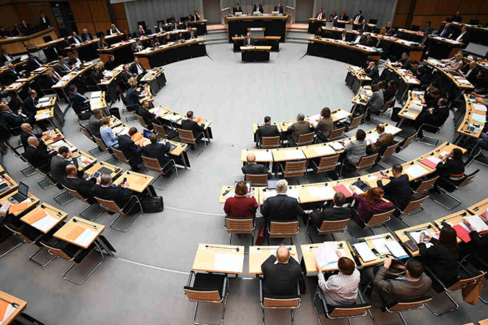 Statt im Abgeordnetenhaus zu sitzen, können die Volksvertreter ein externes Büro beziehen.
