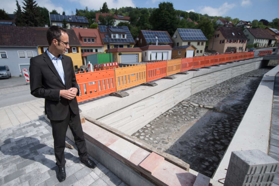 Frank Harsch steht neben dem Orlacher Bach, der 2016 zu einem reißenden Strom anschwoll.