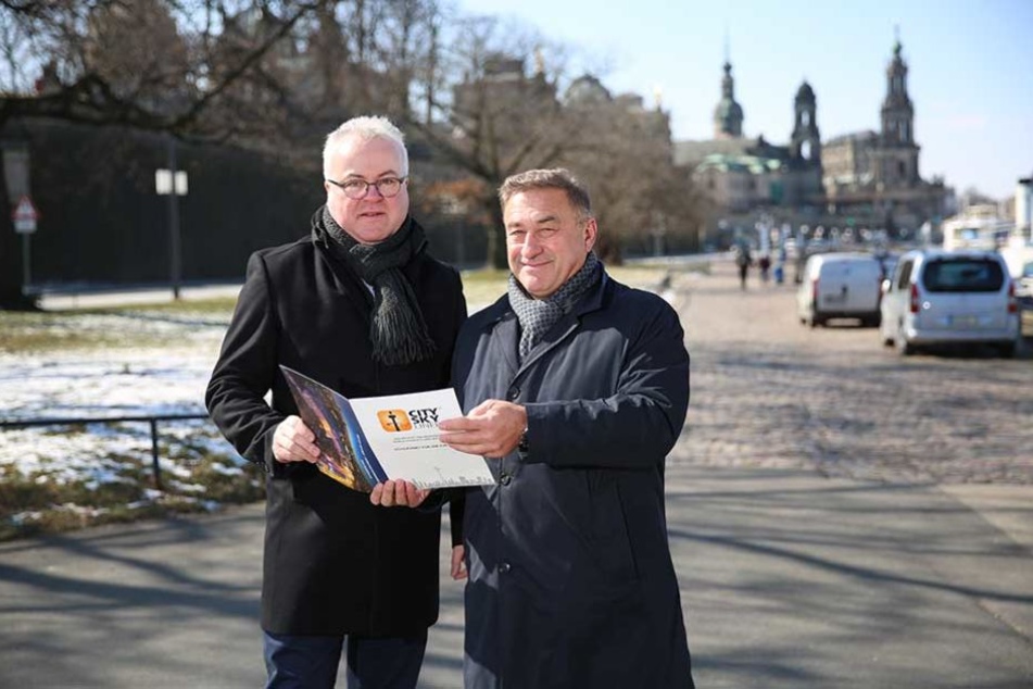 Stadtfest-Organisator Frank Schröder (48, l.) und Turm-Chef Thomas Schneider (58) am ersten geplanten Turm-Standort am Terassenufer unterhalb der Carolabrücke.
