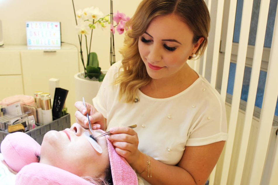 Eine gute Wimpern-Stylistin klärt ihre Kundinnen vor einer Neuanlage auf und berät in Pflege und Reinigung der Lash-Extentions.
