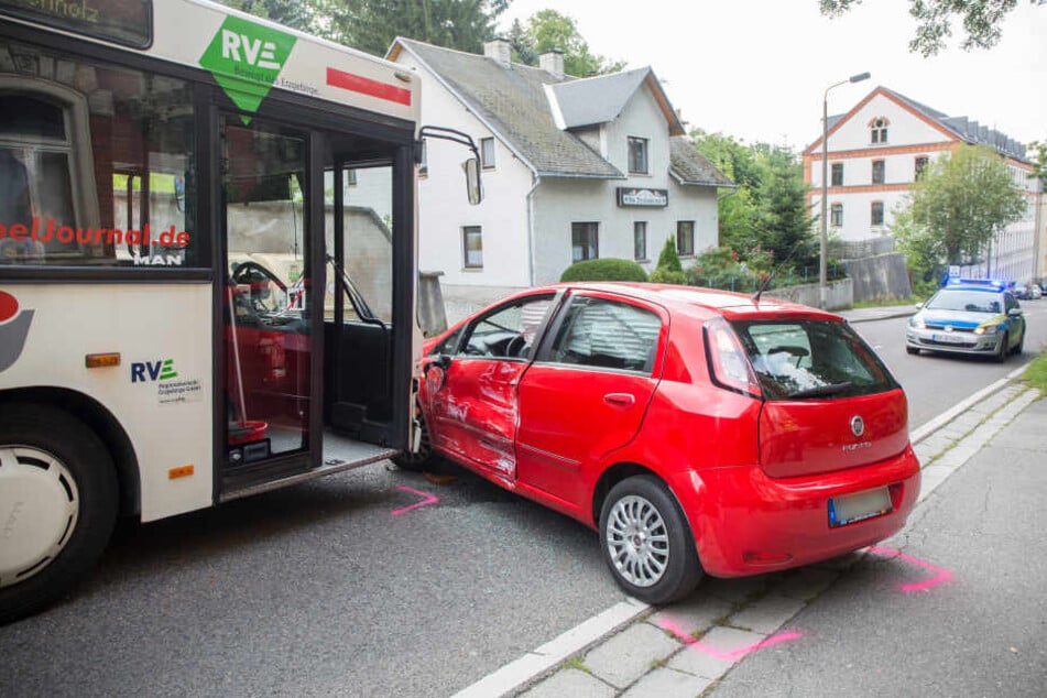 Der Linienbus konnte nicht mehr ausweichen und krachte in den Fiat.