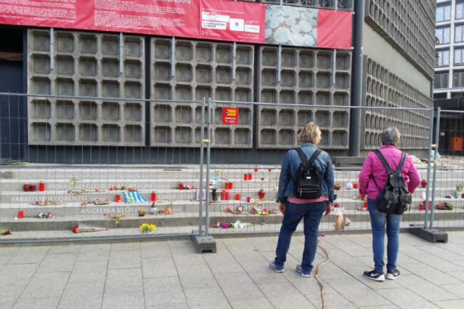 Die Gedenkstätte wurde komplett eingezäunt. Blumen oder Kerzen können nicht mehr niedergelegt werden.