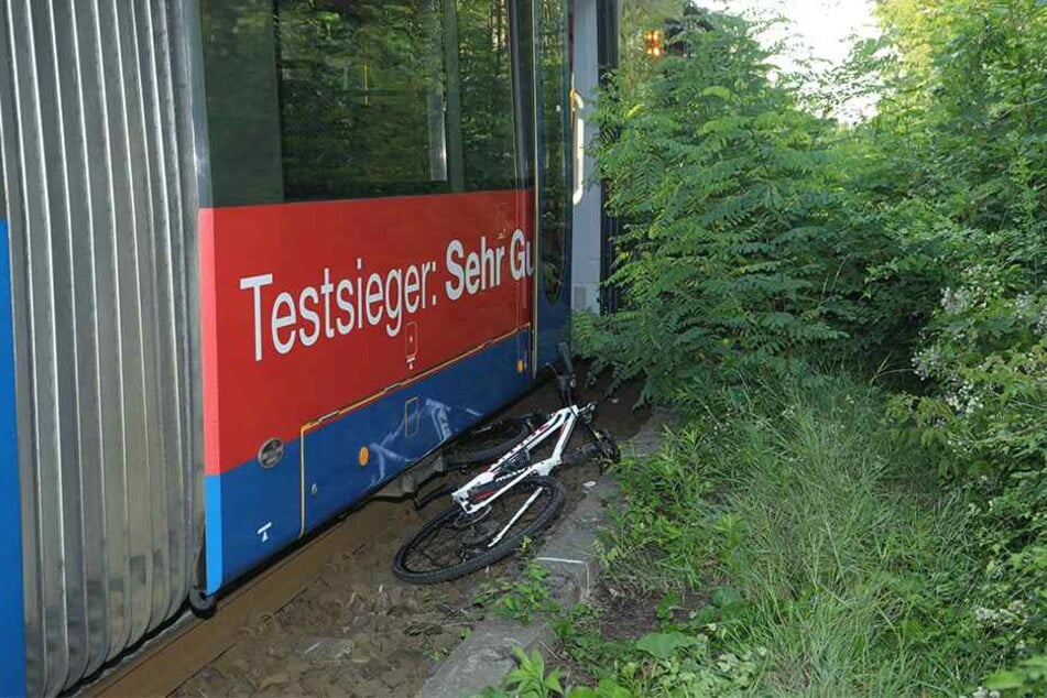 Der Radfahrer übersah offenbar die Straßenbahn.