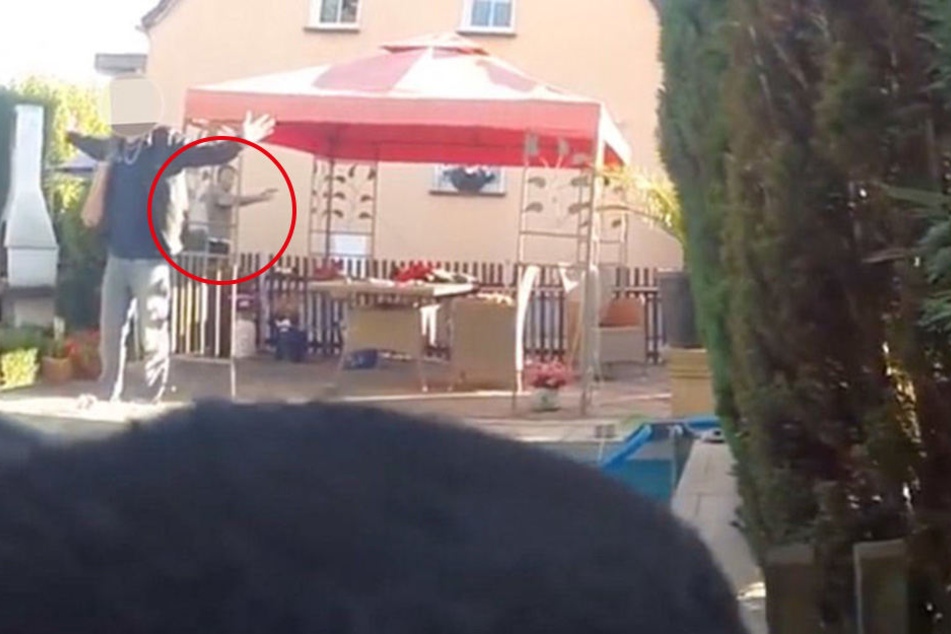 Adrian Ursache (roter Kreis) steht sich mit SEK-Beamten mit Waffen gegenüber. Kurz nach dieser Szene fallen Schüsse, der Schönheitskönig geht zu Boden.