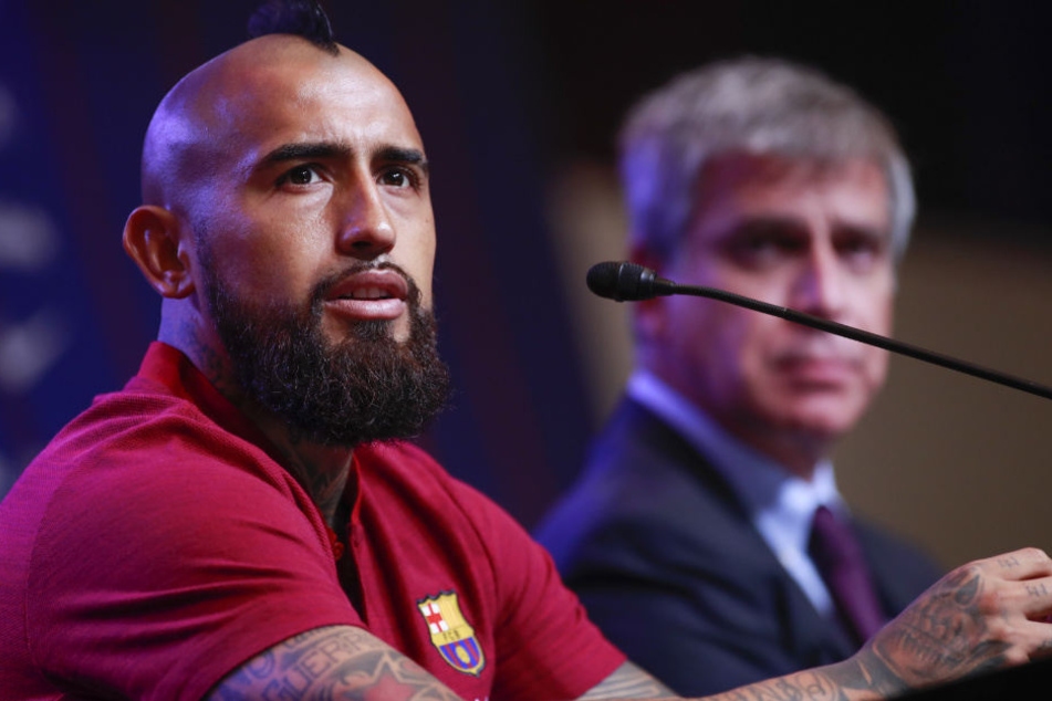 Arturo Vidal (l.) spielt ab sofort für den FC Barcelona in Spanien.