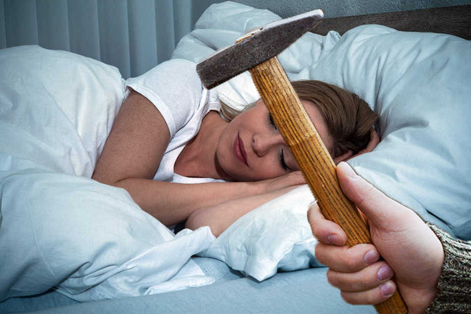 Mit einem Hammer soll der 57-Jährige auf den Kopf seiner Ehefrau eingeschlagen haben. (Symbolbild)
