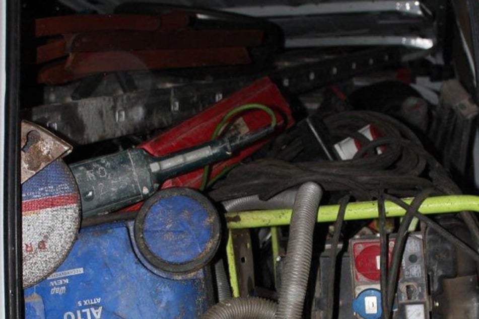 In dem Kleintransporter fanden die Beamten Werkzeug und Baumaschinen.