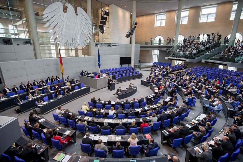 Eine 13-jährige Schülerin wurde wegen ihres Refugees Welcome-Pullovers von einer Security-Mitarbeiterin nicht in den Bundestag gelassen (Symbolbild).