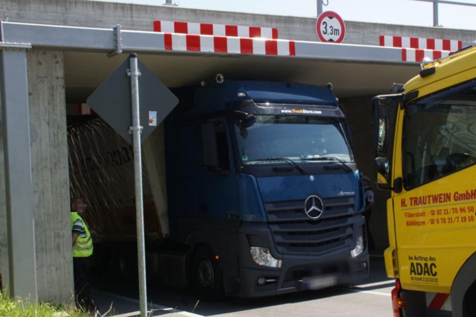 Die Maximalhöhe beträgt dort 3,30 Meter - der Laster war eindeutig höher.