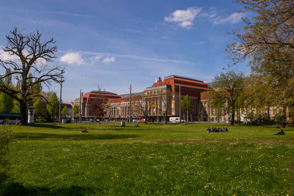 In den Parkanlagen um den Leipziger Hauptbahnhof wird gedealt, was das Zeug hält. Bei einer Riesen-Kontrolle wurden jetzt zahlreiche Personen überführt.