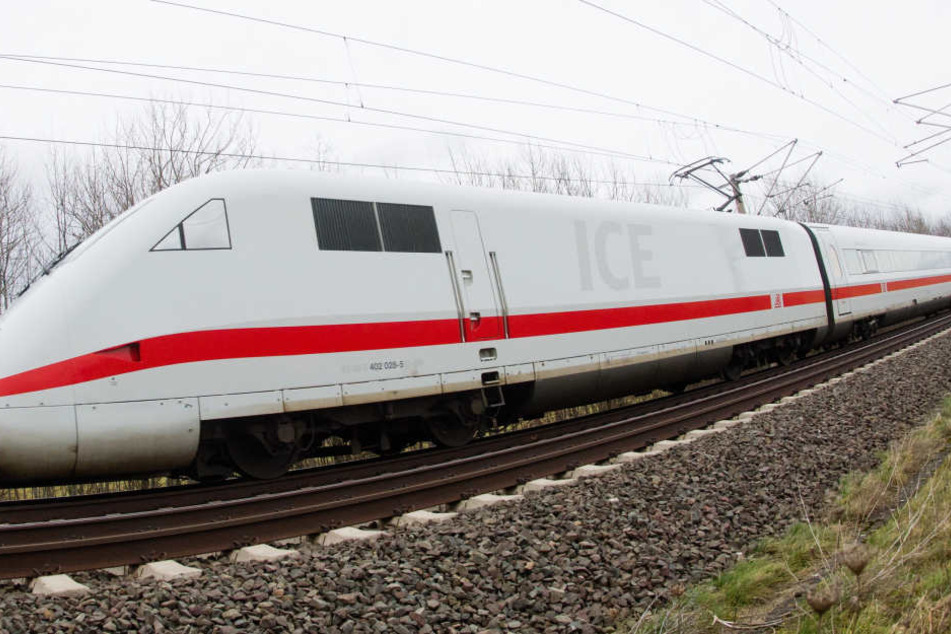 Der ICE 1634 ist bei Jüdendorf im südlichen Sachsen-Anhalt liegen geblieben.