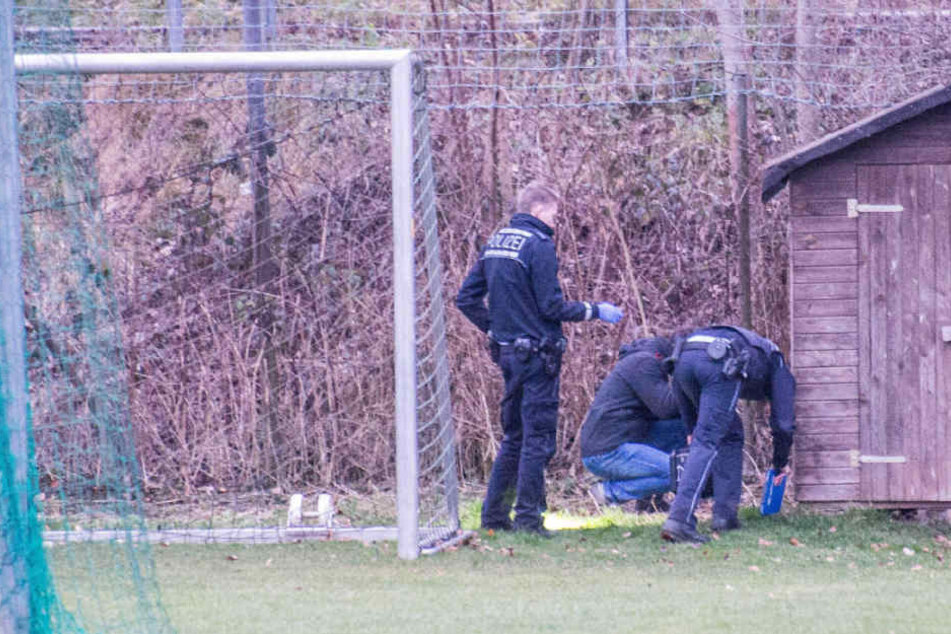 Polizeibeamte auf der Sportanlage. Sie befinden sich wohl auf der Suche nach dem verlorenen Finger des Jungen.