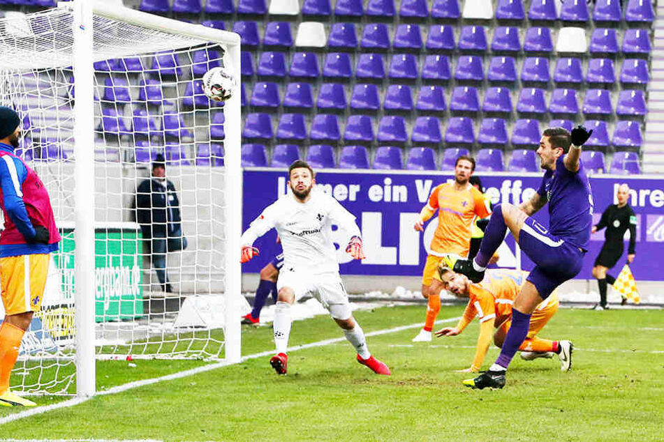 Nach schöner Vorarbeit seines kongenialen Partners Florian Krüger netzt Pascal Testroet (r.) zum zwischenzeitlichen 2:0 ein.