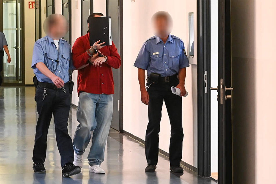 Tino L. (30) auf dem Weg zur Anklagebank.