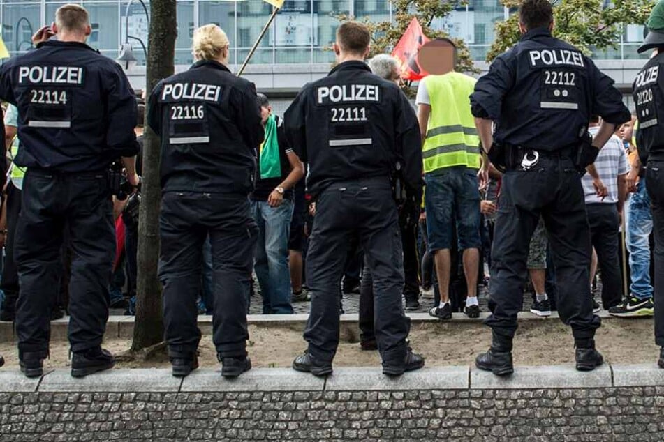Die Polizisten lösten eine unangemeldete Demonstration auf und wurden dann angegriffen (Symbolbild).