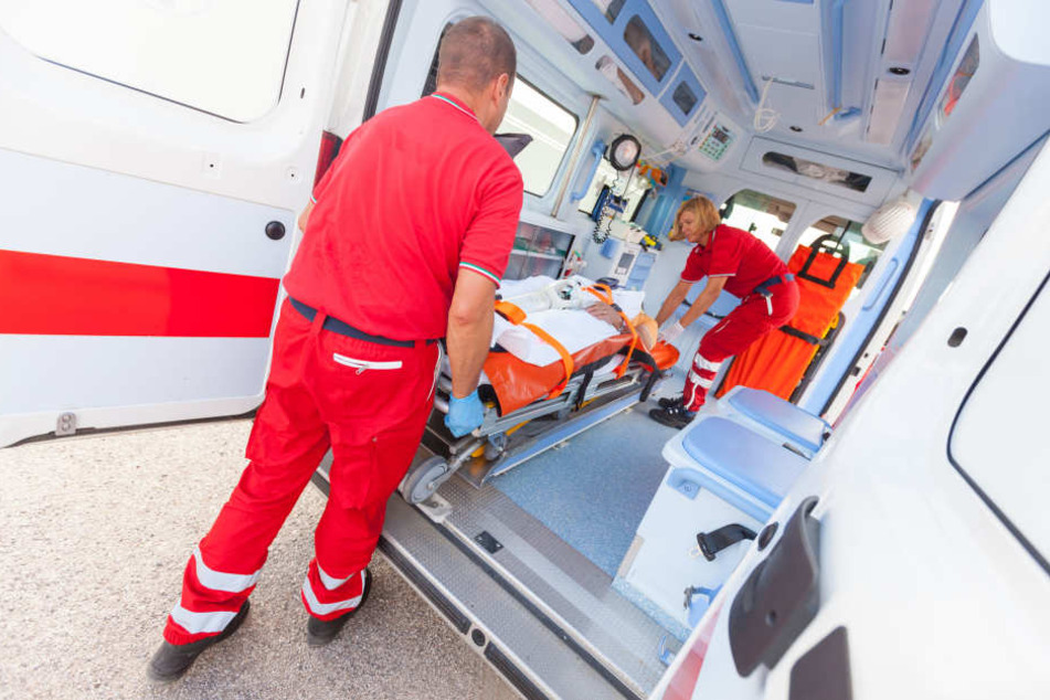 Die Sanitäter wollten dem Mann helfen. Der rastete allerdings aus. (Symbolbild)