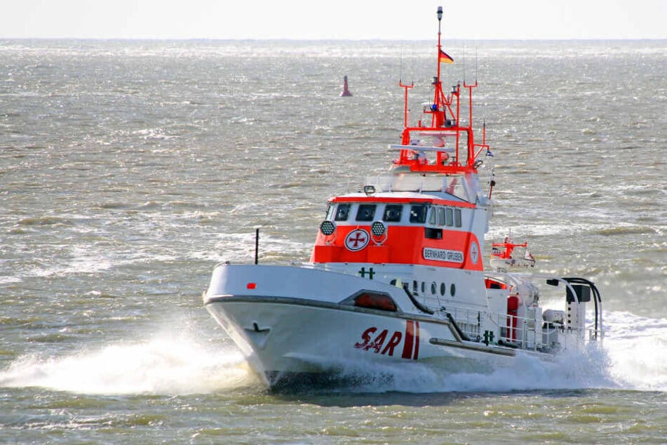 Der Seenotrettungskreuzer "Bernhard Gruben" eilte auf die Nordsee raus, um der Besatzung des gekenterten Bootes zu helfen.