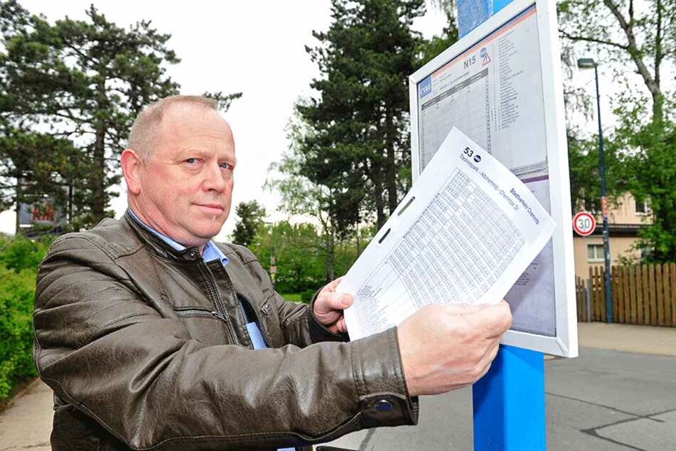 Uwe Albert (55) von der CVAG präsentiert den neuen Fahrplan der Buslinie 53.
