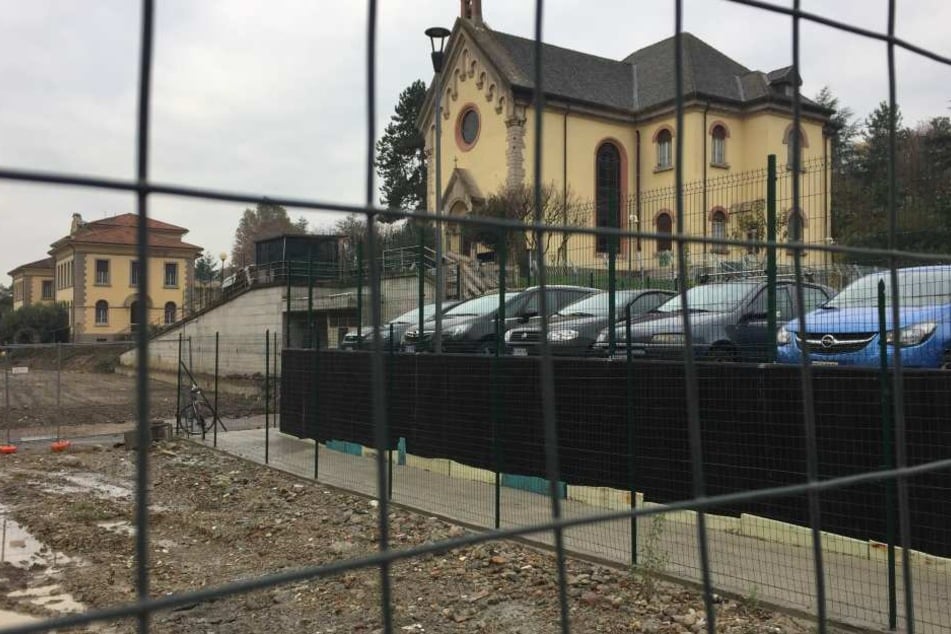 Blick auf die Kapelle des ehemaligen Ospedali Riuniti Krankenhauses. Sie liegt inmitten einer Baustelle.