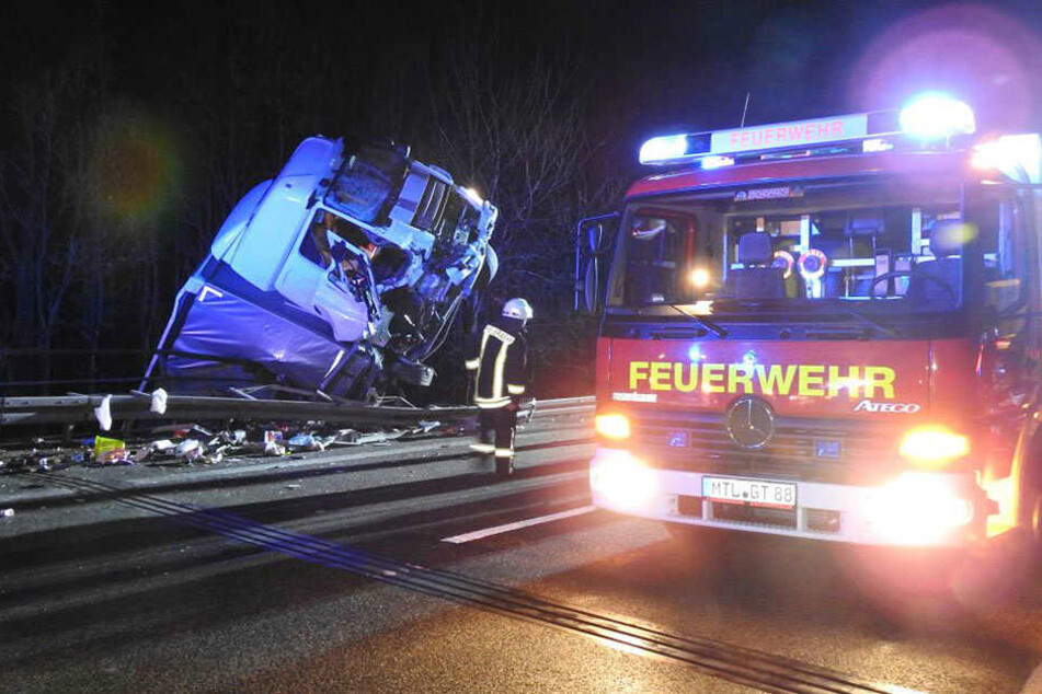 Glück im Unglück: Die Führerkabine des Lkw blieb im Geländer der Muldentalbrücke hängen.