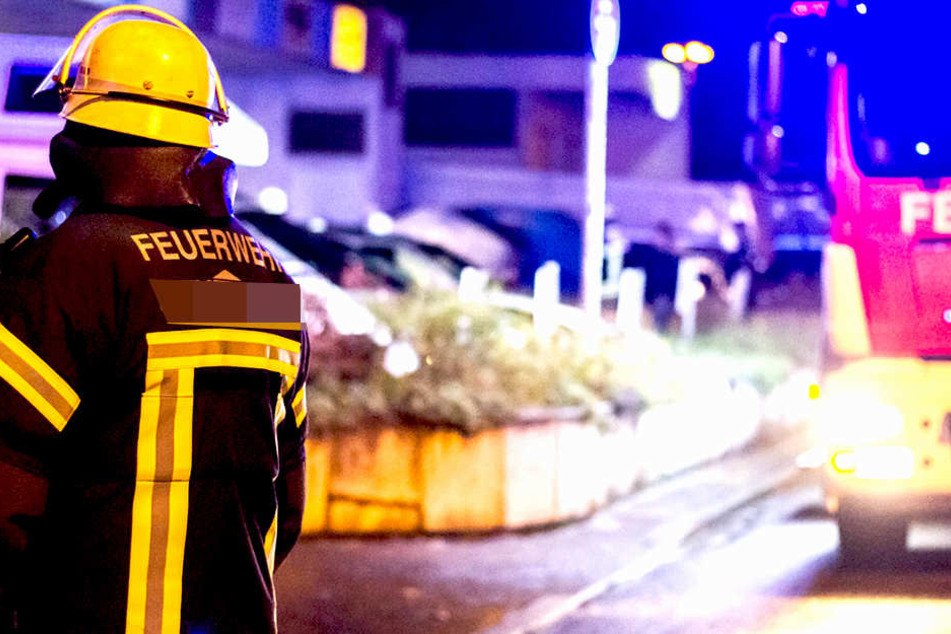 Kameraden der Feuerwehr kämpften gegen die Flammen und rätseln über die Identität eines Toten.